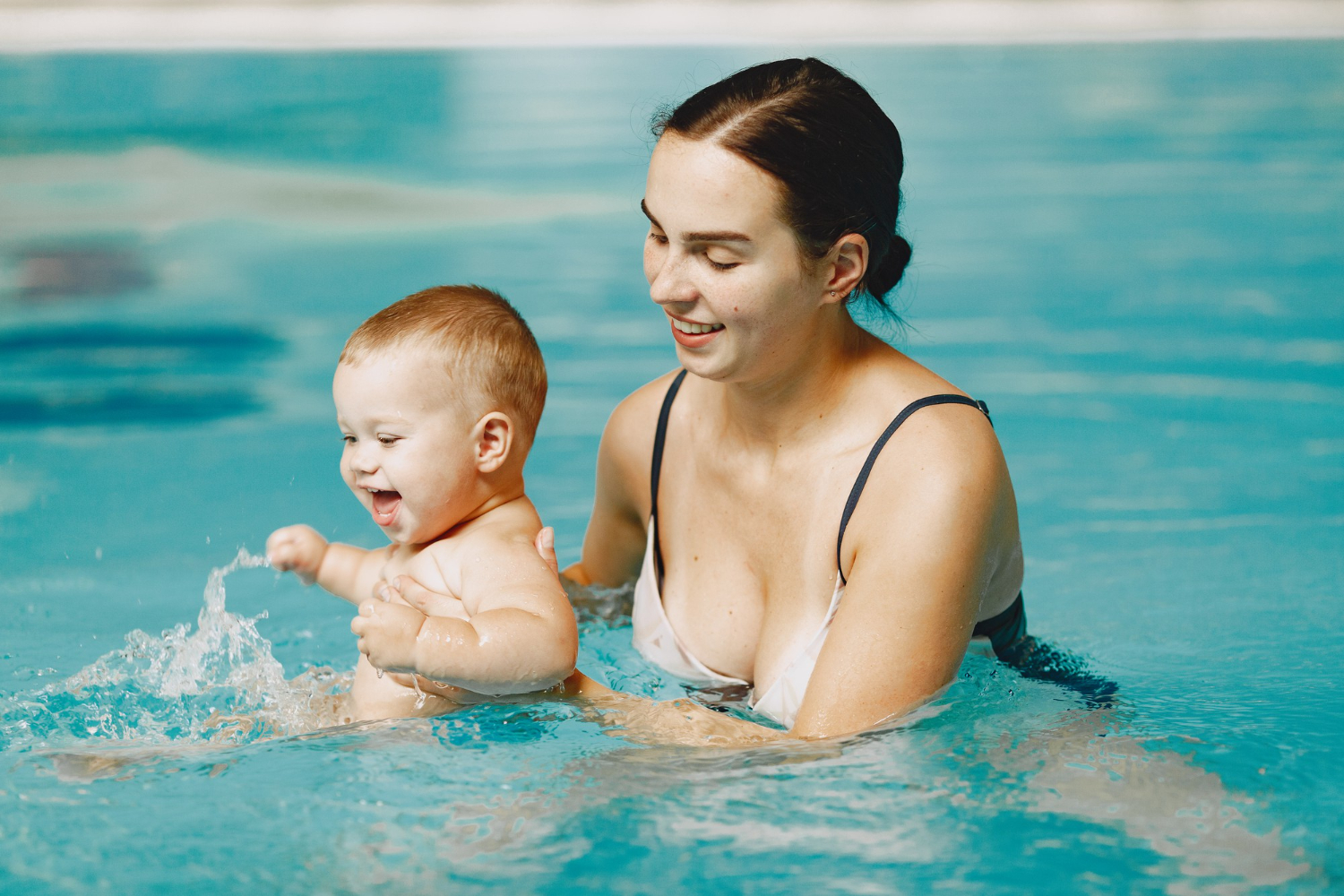 kleiner-suesser-junge-mutter-mit-sohn-familie-spielt-im-wasser